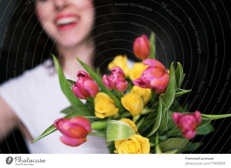Frühling! :) feminin Junge Frau Jugendliche Erwachsene 1 Mensch 18-30 Jahre Glück Frauentag Geburtstag Valentinstag Blumenstrauß Tulpe Rose gelb rosa Lächeln