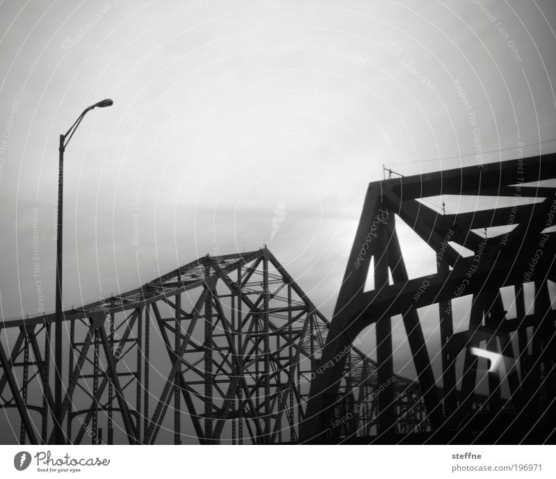 symphony in steel minor New Orleans USA Verkehr Brücke dunkel Stahl Stahlkonstruktion Stahlbrücke Laterne Endzeitstimmung Schwarzweißfoto Außenaufnahme Muster