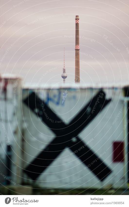 berlin XXL Kunst Stadt Hauptstadt Turm Graffiti Berliner Fernsehturm Schornstein Industrie x Kreuz Feinstaub Wahlen Mauer Wolken Farbfoto Außenaufnahme