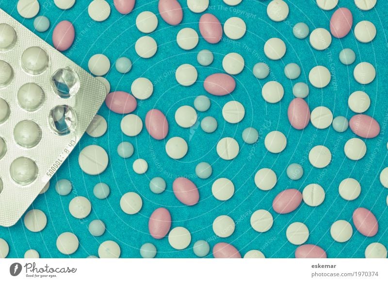 Tabletten Gesundheit Gesundheitswesen Behandlung Medikament Verpackung Blister oben blau mehrfarbig rosa weiß flat lay knolling Heilung Aufsicht Packung