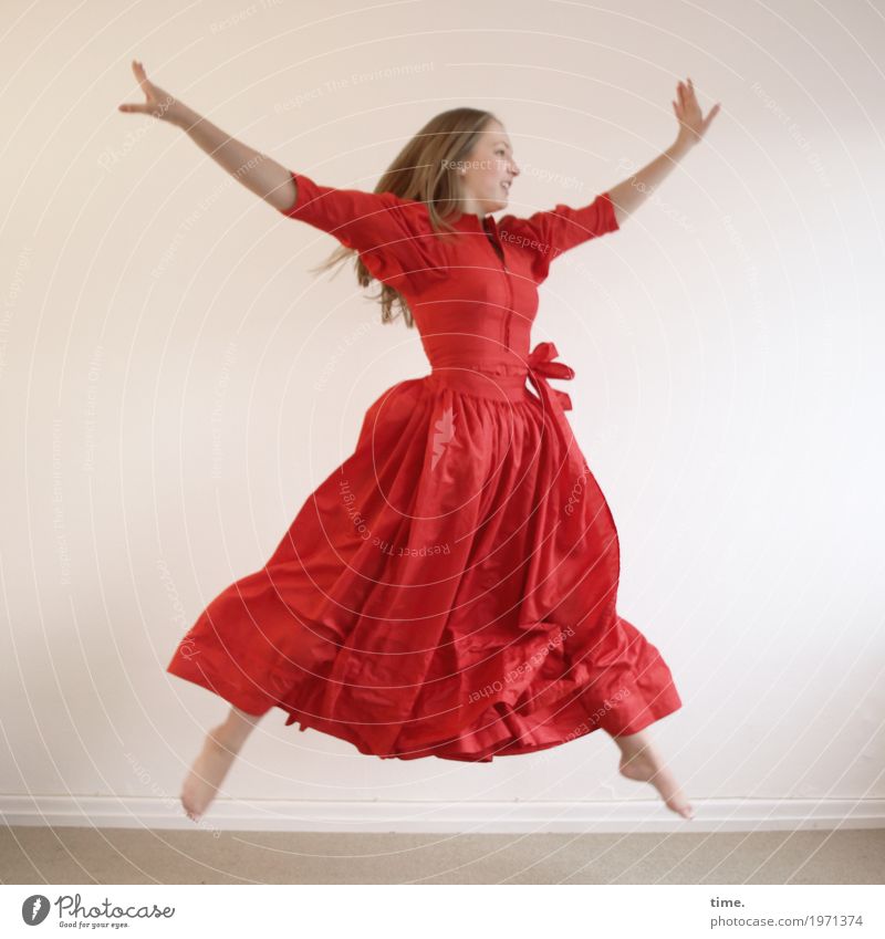 . Raum feminin Junge Frau Jugendliche 1 Mensch Kleid blond langhaarig Bewegung springen Tanzen sportlich Fröhlichkeit schön rot Freude Lebensfreude Begeisterung