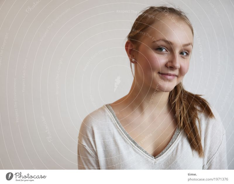 . feminin Frau Erwachsene 1 Mensch Hemd Ohrringe blond langhaarig Zopf beobachten Lächeln Blick Freundlichkeit natürlich schön Zufriedenheit selbstbewußt