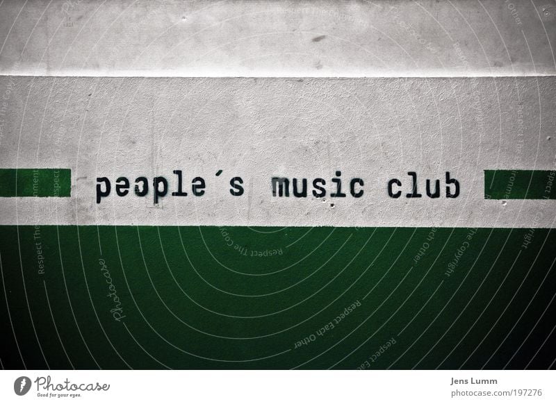 People's music club Nachtleben Veranstaltung Musik Club Disco ausgehen Feste & Feiern Tanzen grün weiß Freude Wand dreckig Schablonenschrift Farbfoto