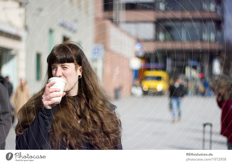 Carina | Coffee 2 go Getränk trinken Heißgetränk Kaffee Becher kaufen Stil Mensch feminin Junge Frau Jugendliche Erwachsene 1 18-30 Jahre Kleinstadt Stadt
