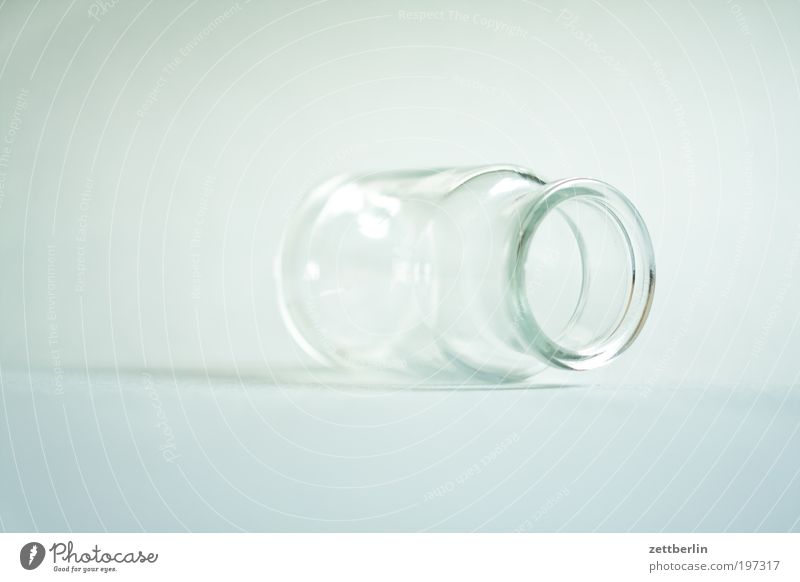 Glas Behälter u. Gefäße offen leer voll geleert liegen weiß Kolben Labor Küche Chemie Chemieindustrie Apotheke Vorrat durchsichtig