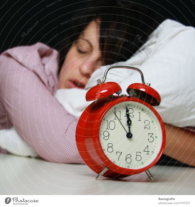 kurz vor 12 Mensch schlafen Wecker aufstehen rot Uhr Bett Kissen träumen Uhrenzeiger aufwachen Morgen Morgenmuffel verschlafen verspäten Schaf Mittag Pause