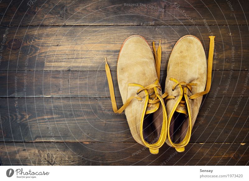Wüstenschuhe auf dem hölzernen Hintergrund Arbeit & Erwerbstätigkeit Mode Leder Schuhe Stiefel Holz alt braun Tradition altehrwürdig Grunge Konsistenz erhängen