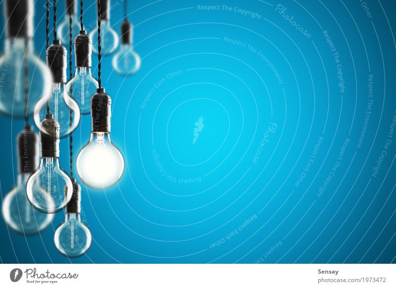 Ideen- und Führungskonzeptbirnen auf Farbwand Design Lampe Erfolg Wissenschaften Technik & Technologie alt hell blau gelb Energie Farbe Kreativität Hintergrund