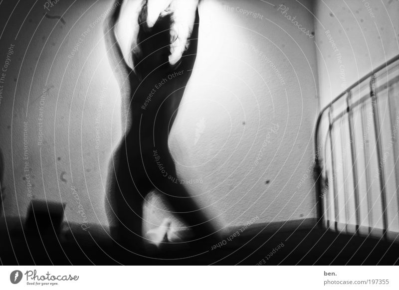 Dream feminin außergewöhnlich dunkel Erotik exotisch einzigartig Gefühle Bett Wand Kratzer Fleck Schwarzweißfoto Innenaufnahme Experiment abstrakt Kontrast