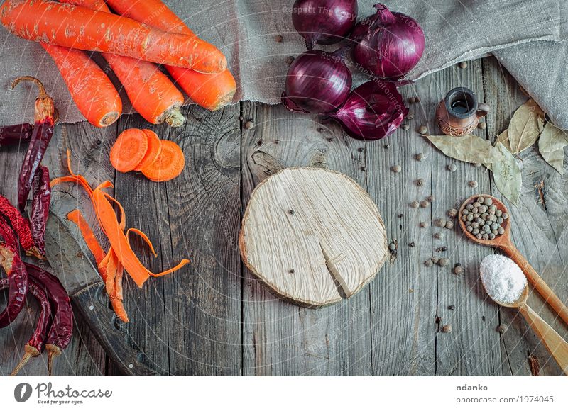 Frische Karotten und Zwiebeln auf einem grauen Holztisch Lebensmittel Gemüse Kräuter & Gewürze Essen Frühstück Vegetarische Ernährung Diät Saft Löffel Tisch