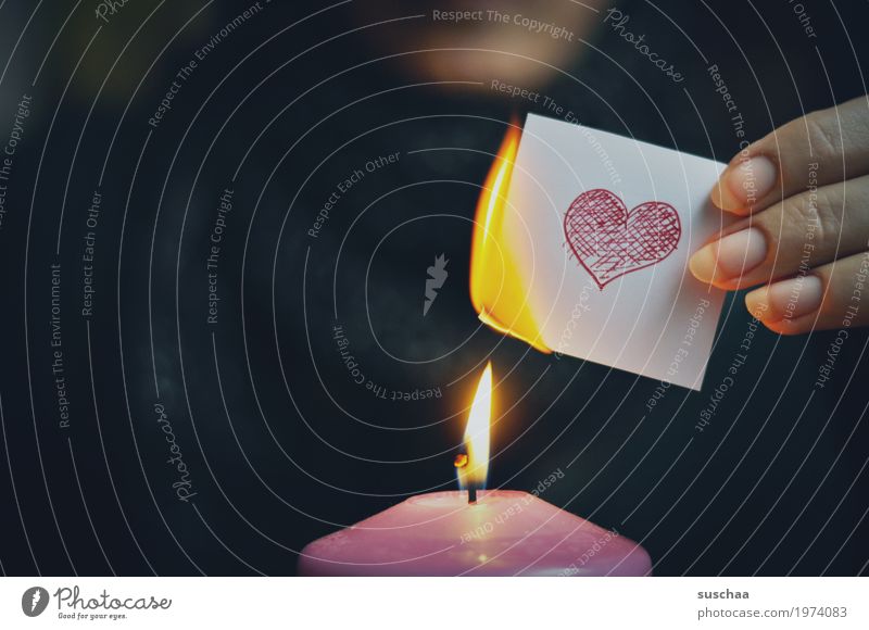 scheiss drauf ... Liebe Herz Symbole & Metaphern brennen resignieren Liebeskummer Feuer Flamme Kerze anstecken Papier Hand Finger dunkel Traurigkeit Abschied