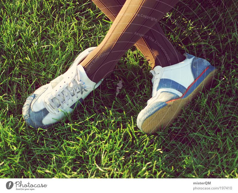 Relax. Park bizarr Freizeit & Hobby Sommer Freizeitbekleidung Freizeitschuh modern sommerlich Rasen Jugendliche spritzig verrückt Schuhe Strümpfe Kniestrümpfe
