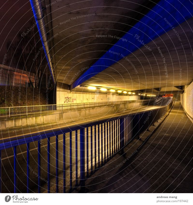 Tiefe Lampe Verkehr Verkehrswege Autofahren Fußgänger Straße Tunnel Angst Symmetrie Geländer dunkel Licht Kontrast Farbfoto Nacht Kunstlicht