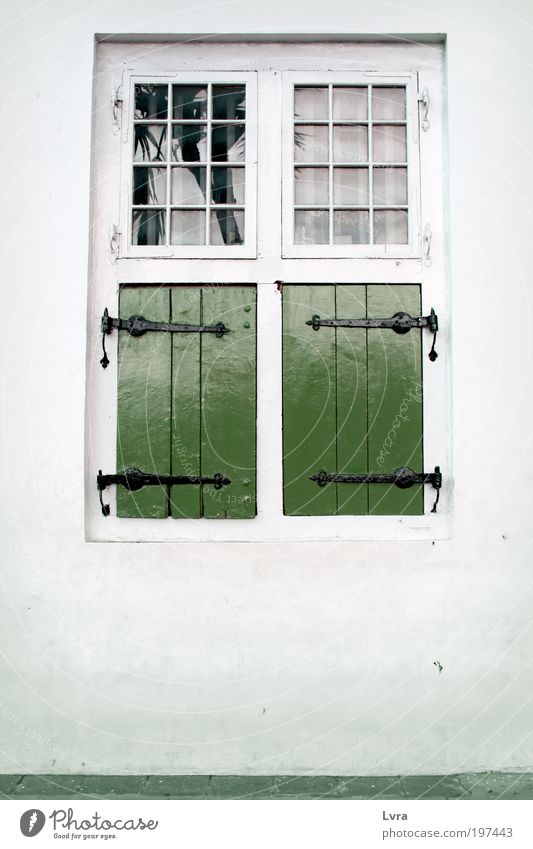 Verloren im Fenster Jakarta kota tua Indonesien Asien Stadt Altstadt bevölkert Haus Park Platz Architektur Mauer Wand Holz Stahl alt historisch grau grün weiß