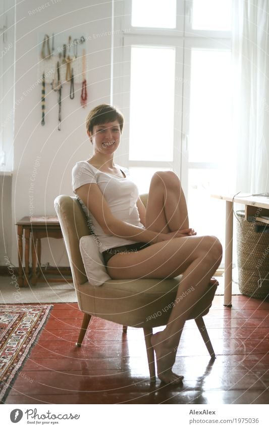 Portrait zu Hause Lifestyle Stil Freude schön Wohlgefühl Wohnung Sessel Dielenboden Balkontür Junge Frau Jugendliche Beine 18-30 Jahre Erwachsene Unterwäsche