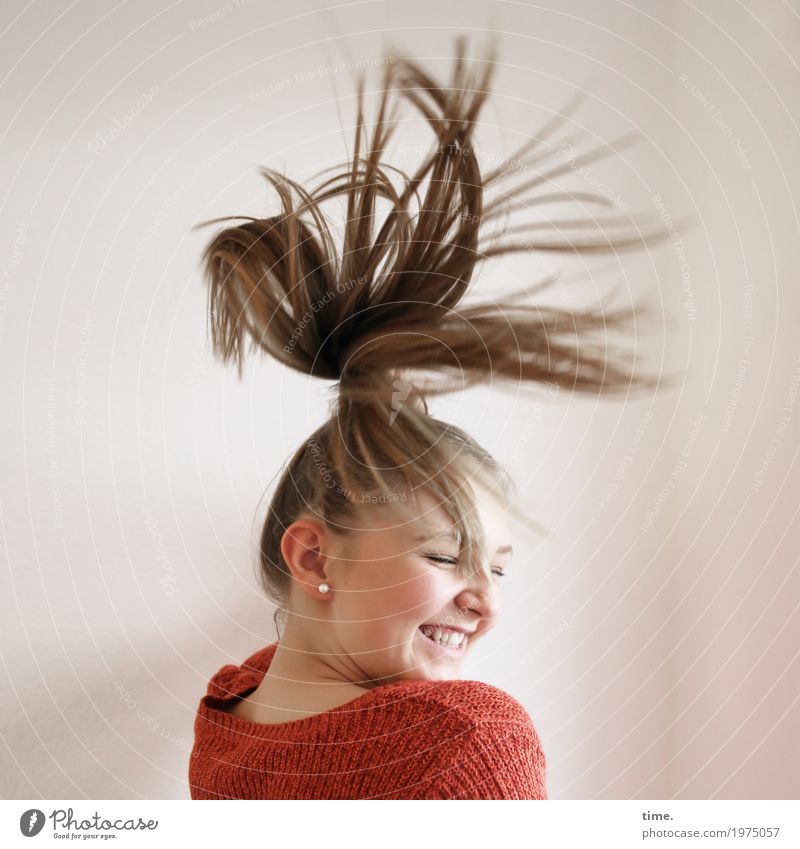Jil feminin Frau Erwachsene 1 Mensch Pullover Haare & Frisuren blond langhaarig Bewegung drehen genießen lachen Tanzen schön Freude Glück Fröhlichkeit