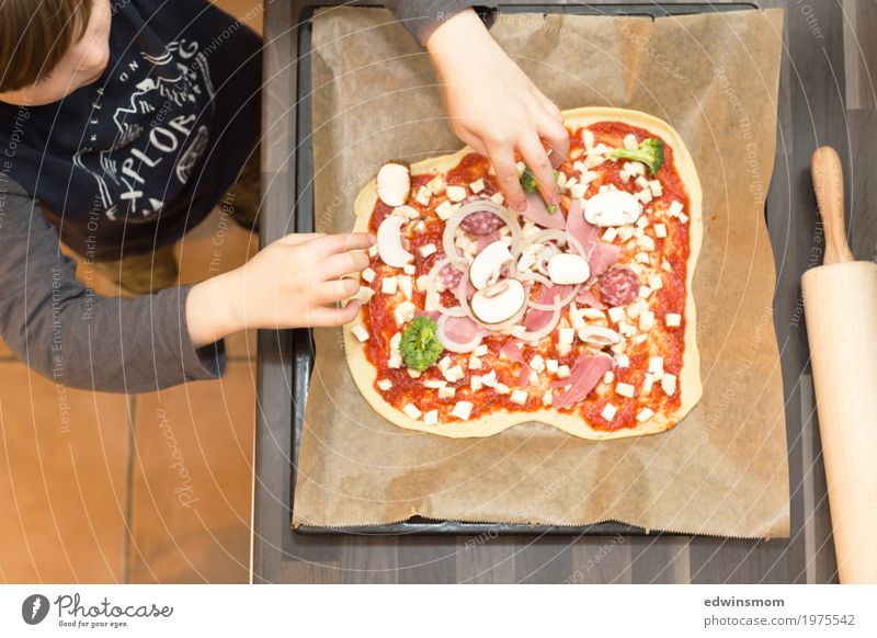 Pizza belegen Wurstwaren Gemüse Abendessen Backblech Küche maskulin Kind Kindheit 1 Mensch 3-8 Jahre wählen stehen Duft dünn natürlich rund Vorfreude Leben