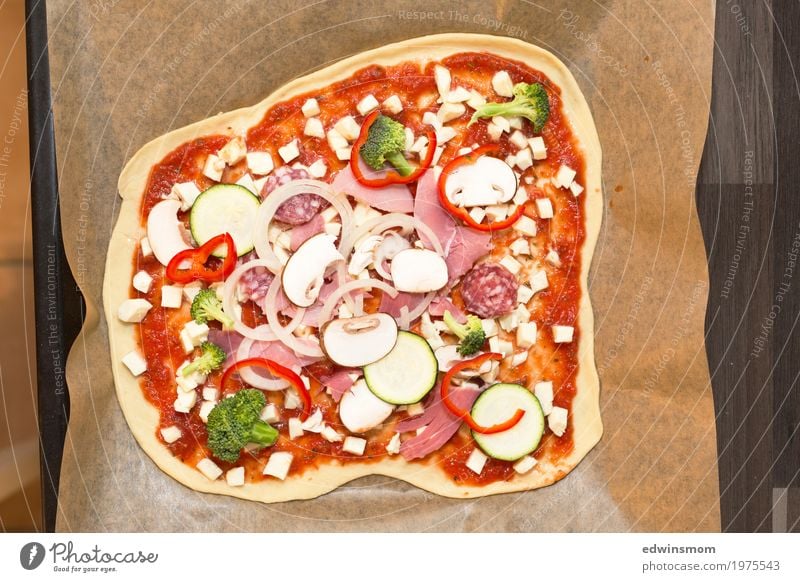 Homemade Pizza Lebensmittel Wurstwaren Gemüse Teigwaren Backwaren Bioprodukte Küche Backblech wählen Essen dünn frisch natürlich rund saftig Vorfreude genießen