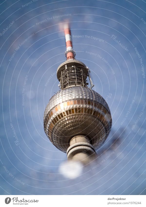 Fernsehturm in Berlin in einer Pfützenspiegelung II Muster abstrakt Urbanisierung Hauptstadt Textfreiraum rechts Textfreiraum links Coolness Textfreiraum Mitte