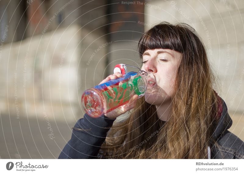 Carina | trinkt Getränk trinken Trinkwasser Stil Gesundheit Gesundheitswesen Gesunde Ernährung Freizeit & Hobby Ausflug Mensch feminin Junge Frau Jugendliche