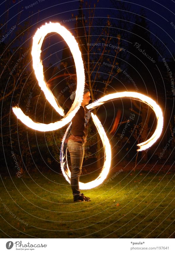 Feuer fangen... 1 Mensch Kunst Künstler Urelemente Zeichen Bewegung leuchten Spielen stehen träumen ästhetisch außergewöhnlich frei groß heiß hell einzigartig
