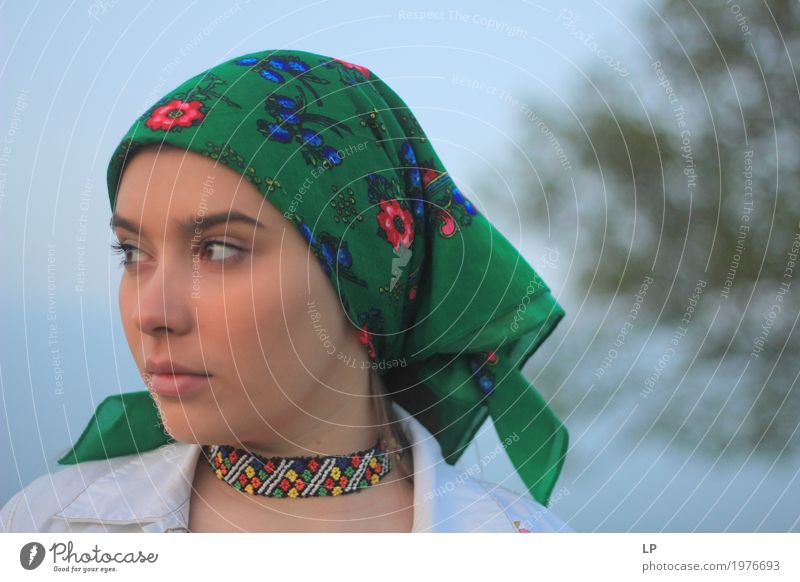 Profil eines Mädchens mit grünem Schal Lifestyle elegant Stil Design Schminke Ferien & Urlaub & Reisen Tourismus Jahrmarkt Mensch feminin Junge Frau Jugendliche