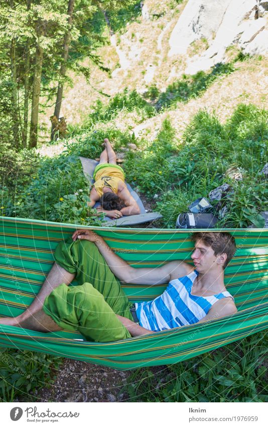 chillen in der Natur maskulin Junger Mann Jugendliche Freundschaft Erwachsene 2 Mensch 18-30 Jahre Erholung schlafen Bayern Pubertät Pause mehrfarbig