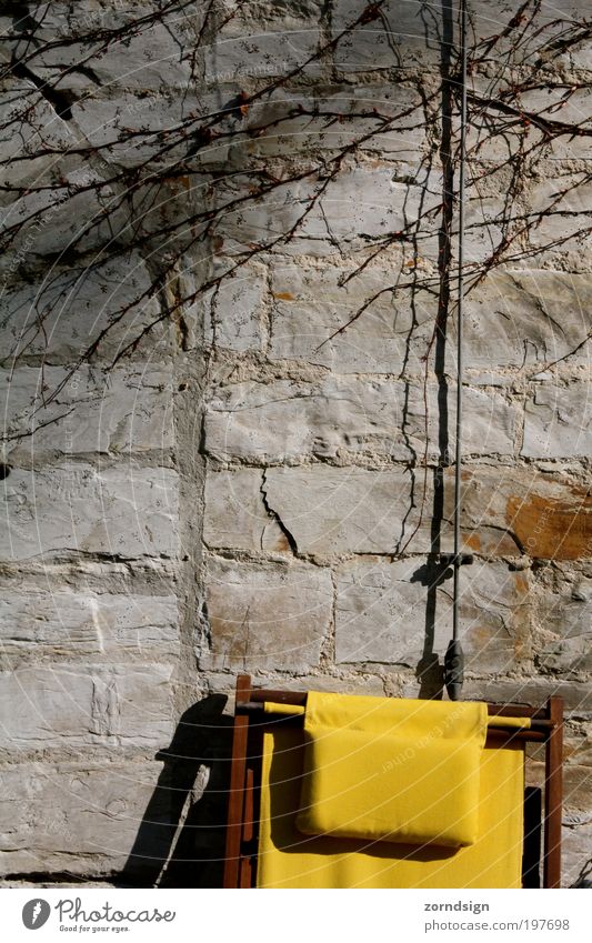Sonnenstuhl Erholung Stuhl Sonnenlicht Schönes Wetter Gebäude Mauer Wand gelb Liegestuhl Farbfoto Außenaufnahme Menschenleer Textfreiraum oben Morgen Licht