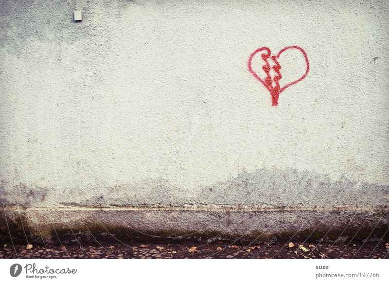 Es ist was es ist ... Valentinstag Gebäude Mauer Wand Fassade Stein Zeichen Graffiti Herz Liebe zeichnen Kitsch rot Gefühle Romantik Einsamkeit Ende Trennung