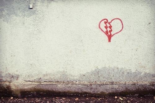 Es ist was es ist ... Valentinstag Gebäude Mauer Wand Fassade Stein Zeichen Graffiti Herz Liebe zeichnen Kitsch rot Gefühle Romantik Einsamkeit Ende Trennung