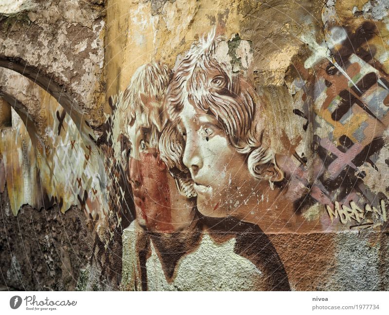 Engel maskulin Mann Erwachsene 2 Mensch Kunst Künstler Maler Kunstwerk Graffiti Marokko Dorf Kleinstadt Mauer Wand Fassade Wege & Pfade Tunnel Locken Beton