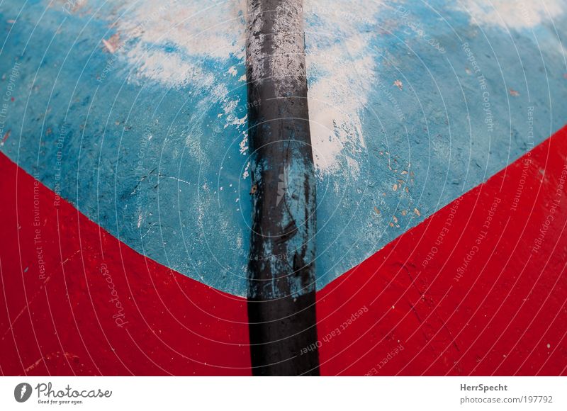 Kieloben Verkehrsmittel Bootsfahrt Ruderboot Hafen blau rot schwarz Schwarzweißfoto mehrfarbig Außenaufnahme Nahaufnahme Detailaufnahme abstrakt Muster