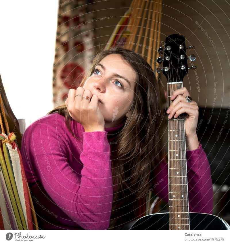 Vibration | Gitarrenseiten. Junge Frau hält Gitarre Raum feminin Jugendliche 1 Mensch Musik Hängematte beobachten berühren Denken braun orange rosa schwarz