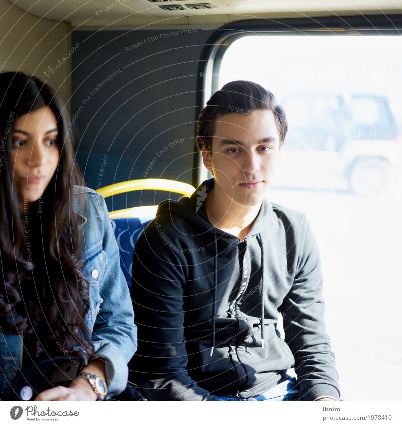 Zwei Studenten sitzen nebeneinander im Bus Junge Frau Jugendliche Junger Mann Geschwister Freundschaft Paar Partner 2 Mensch 18-30 Jahre Erwachsene warten