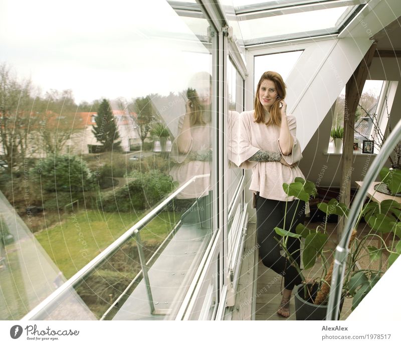 zu Hause Lifestyle Stil schön Zufriedenheit Wohnung Dachgeschoss Fenster Zimmerpflanze Garten Junge Frau Jugendliche Körper Umwelt Schönes Wetter Pullover