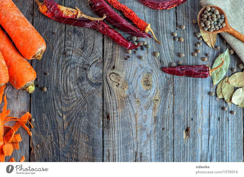 Grauer hölzerner Hintergrund mit rohem Gemüse und Gewürzen Lebensmittel Kräuter & Gewürze Ernährung Essen Vegetarische Ernährung Diät Löffel Tisch Holz alt