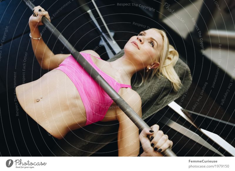 Fitness_44_1979150 Lifestyle feminin Junge Frau Jugendliche Erwachsene Mensch 18-30 Jahre Bewegung Bustier rosa Hantel Hantelstange stemmen Gewichte