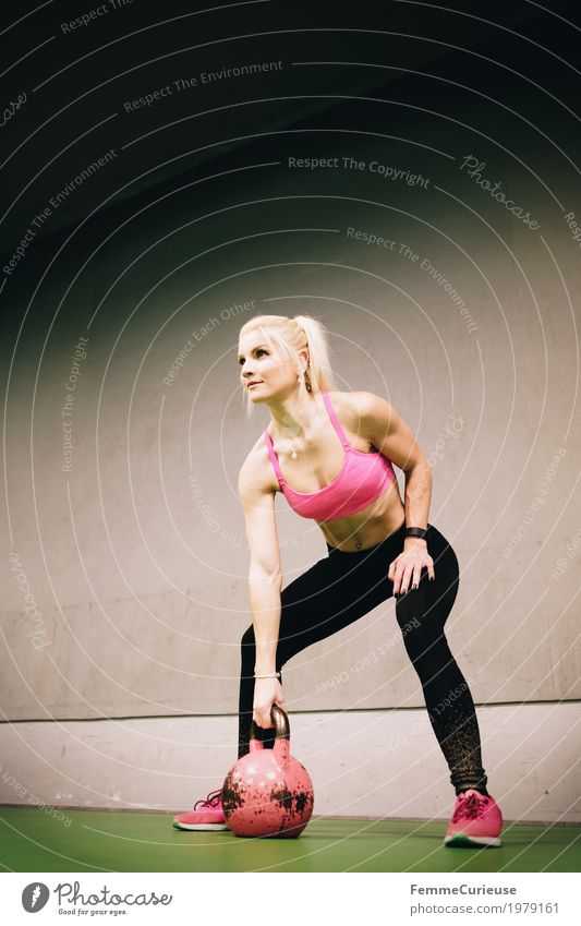 Fitness_22_1979161 Lifestyle feminin Junge Frau Jugendliche Erwachsene Mensch 18-30 Jahre Bewegung Kettlebell Gewichte Gewichtheben Gewichtheber rosa Betonwand