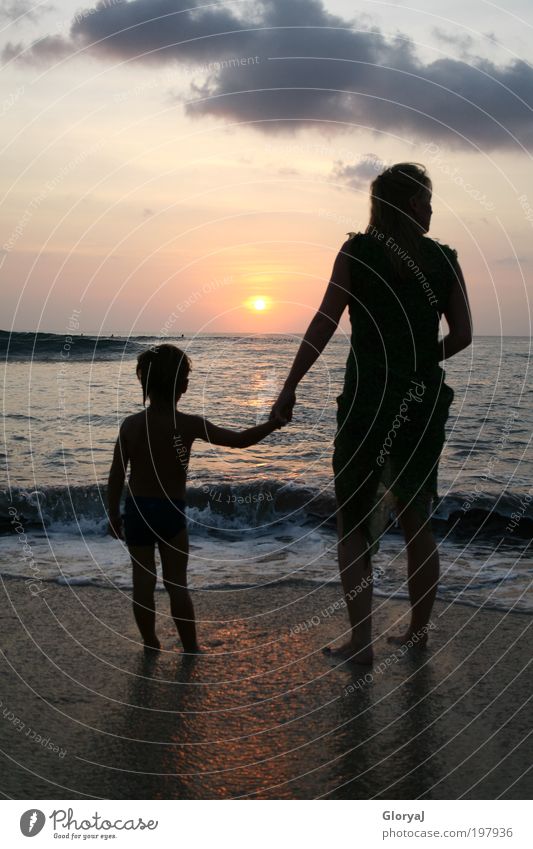 Blick in die Zukunft Freude Ausflug Meer Wellen Kind Mutter Erwachsene 2 Mensch Schönes Wetter Ferien & Urlaub & Reisen träumen exotisch Wärme Stimmung