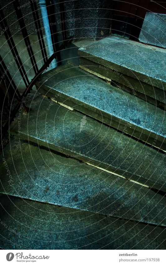 Treppe Wendeltreppe kellertreppe Niveau aufwärts abwärts Karriere Lebenslauf Granit Stein steigen Architektur Haus Häusliches Leben dunkel Angst bedrohlich