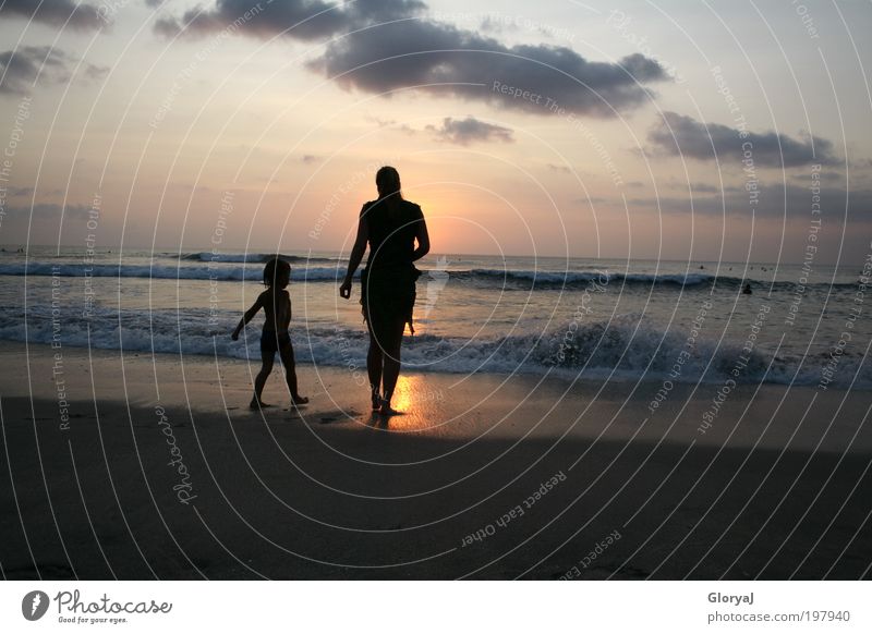 Du würdest strahlen wie die Sonne Freiheit Strand Meer Kind Mutter Erwachsene 2 Mensch Wellen Indischer Ozean Insel Bali stehen träumen frei Freude Vertrauen