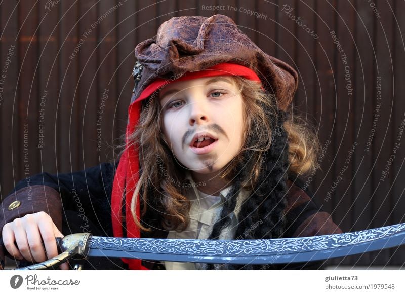 Hast du'n Problem mit mir?! Karneval Mensch Junge Kindheit 1 8-13 Jahre Schauspieler Säbel Hut Kopftuch Piratenkostüm brünett blond langhaarig Locken Bart