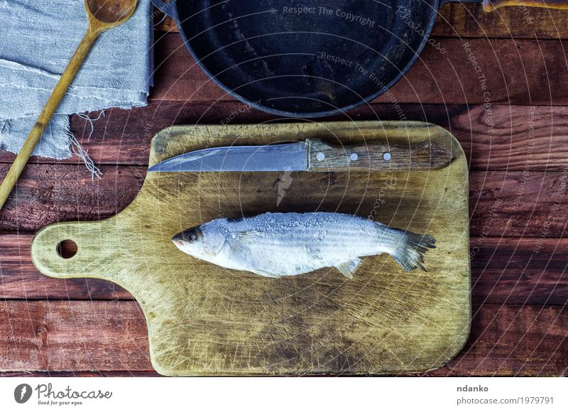 Gefrorener Fisch roch auf dem Küchenbrett Lebensmittel Essen Messer Löffel Tisch Holz Metall frisch natürlich oben braun schwarz weiß ganz Feinschmecker Top