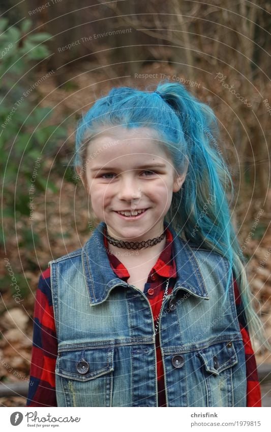 Mädchen mit blauen Haaren Lifestyle Freude schön Körper Haare & Frisuren Karneval Kind Mensch Kopf 1 3-8 Jahre Kindheit Punk mehrfarbig Halloween bunte Haare
