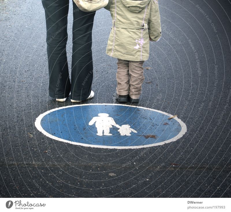Verkehrserziehung Kindererziehung Bildung Kindergarten Kleinkind Mutter Erwachsene 2 Mensch Verkehrswege Personenverkehr Fußgänger Straße Hose Jacke Zeichen