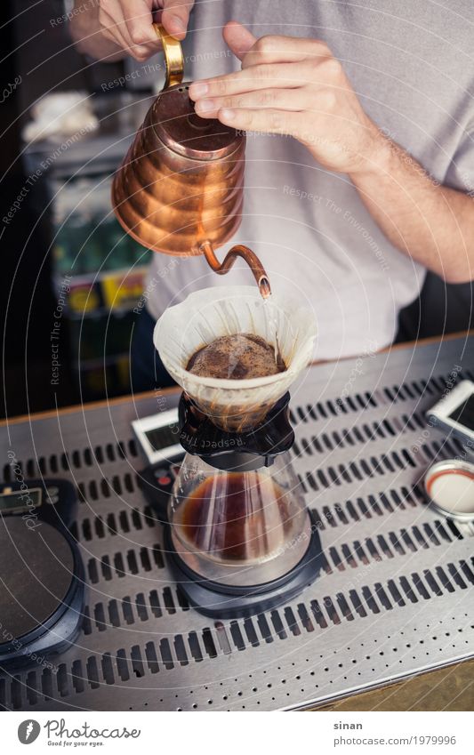 Filterkaffee Getränk Heißgetränk Kaffee Kanne Kaffeekanne Lifestyle Reichtum Erholung ruhig Küche Barista Dienstleistungsgewerbe Gastronomie maskulin 1 Mensch
