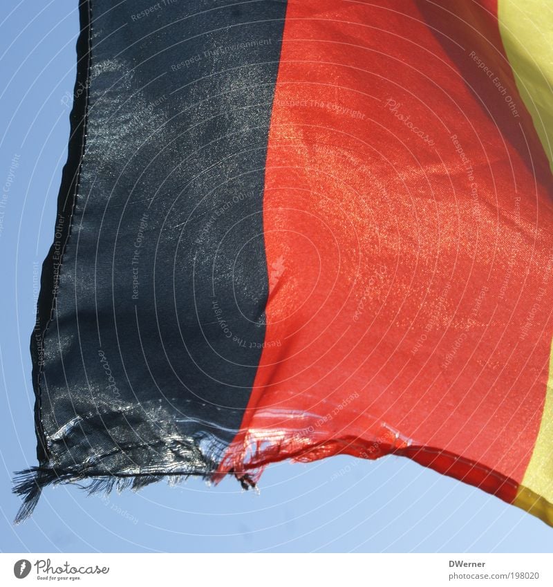 schland... Zeichen Schilder & Markierungen Streifen Fahne hängen gold rot schwarz Deutschland Demokratie Farbfoto mehrfarbig Außenaufnahme Nahaufnahme