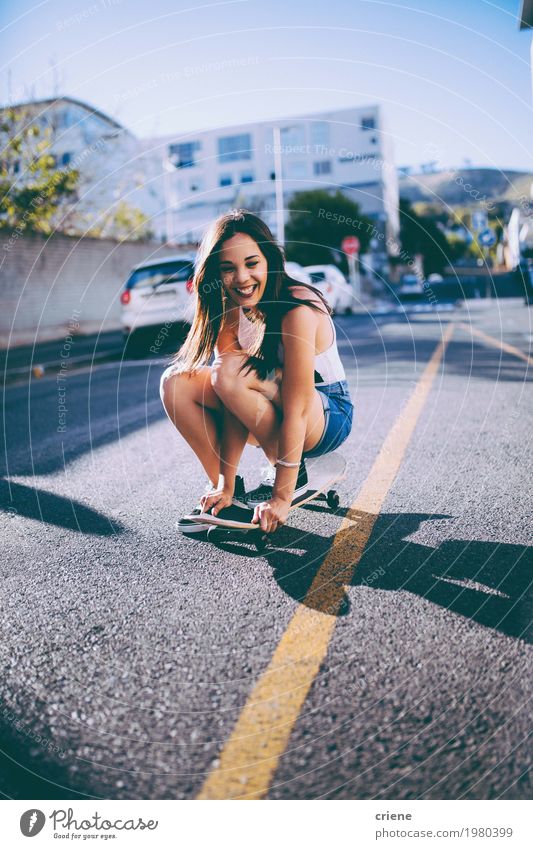 Junge Frau, die Spaß auf Skateboard in der Straße hat Lifestyle Freude Freizeit & Hobby Abenteuer Freiheit Sommer feminin Jugendliche Erwachsene Stadt