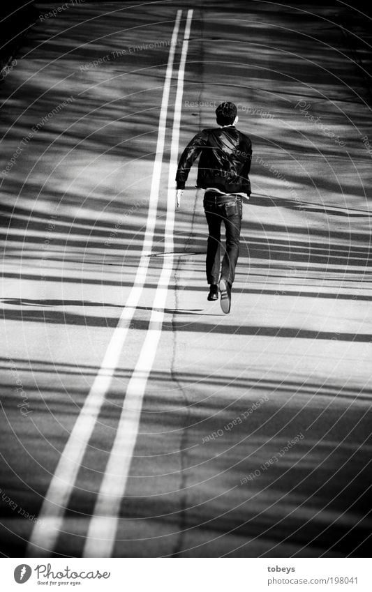 Benallal Junger Mann Jugendliche laufen flüchten Krimineller Dieb zielstrebig Geschwindigkeit Straße planlos Suche Wege & Pfade Fernweh Heimweh Einsamkeit