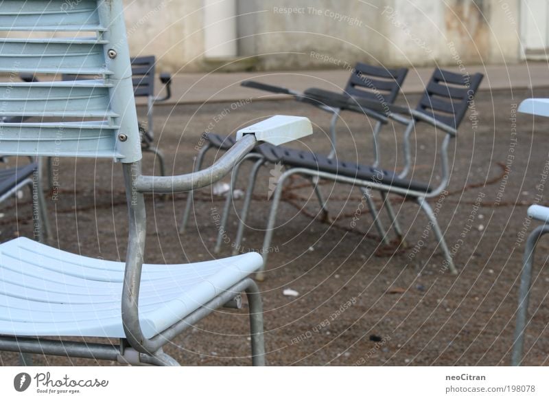 Stühle Stuhl Asphalt Platz Kette Metall Kunststoff stehen blau grau ästhetisch Zufriedenheit Erholung Symmetrie Farbfoto Außenaufnahme Menschenleer Tag